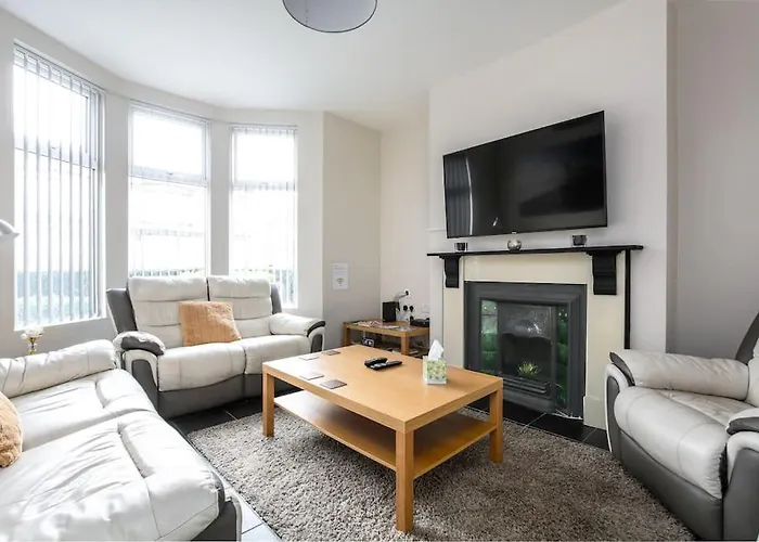 5 Bedroom House, Free Parking, Near Football, Sleeps 8