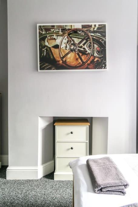 5 Bedroom House, Free Parking, Near Football, Sleeps 8 Holiday home Liverpool