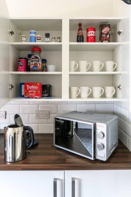 5 Bedroom House, Free Parking, Near Football, Sleeps 8
