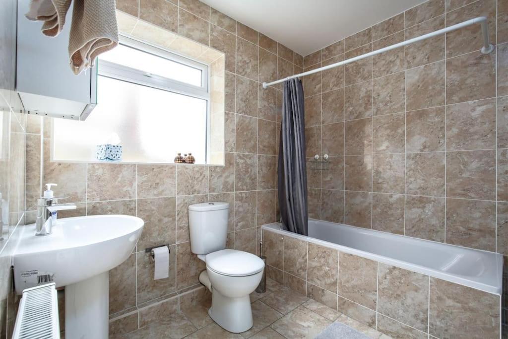 Holiday home 5 Bedroom House, Free Parking, Near Football, Sleeps 8