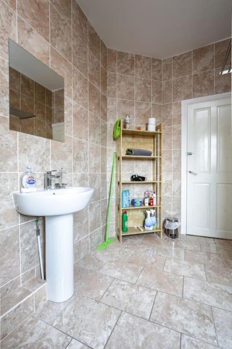 Holiday home 5 Bedroom House, Free Parking, Near Football, Sleeps 8