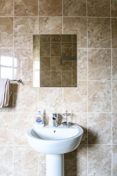Holiday home 5 Bedroom House, Free Parking, Near Football, Sleeps 8 Liverpool