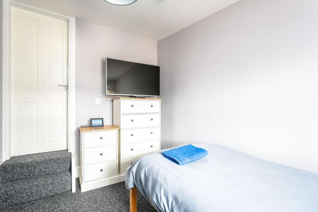5 Bedroom House, Free Parking, Near Football, Sleeps 8 * Liverpool