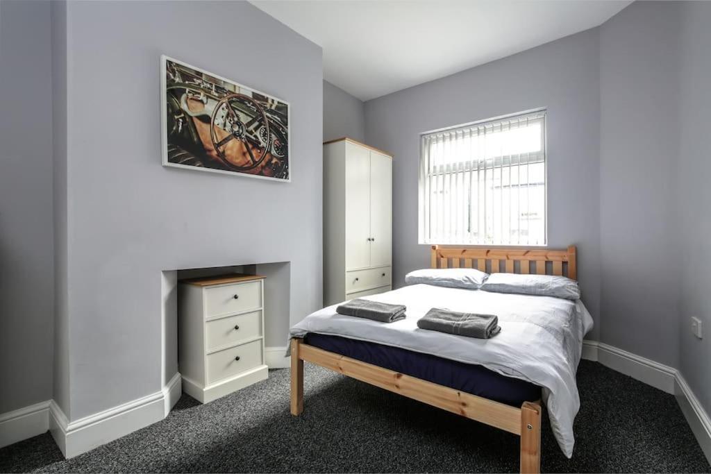 5 Bedroom House, Free Parking, Near Football, Sleeps 8 *