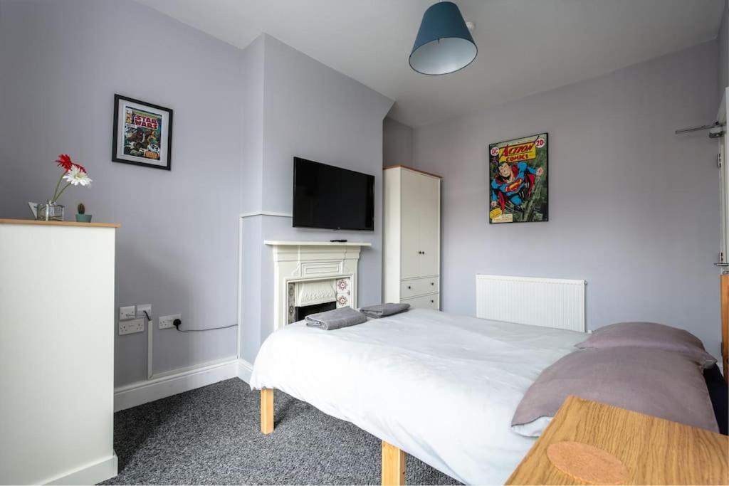 Holiday home 5 Bedroom House, Free Parking, Near Football, Sleeps 8 *