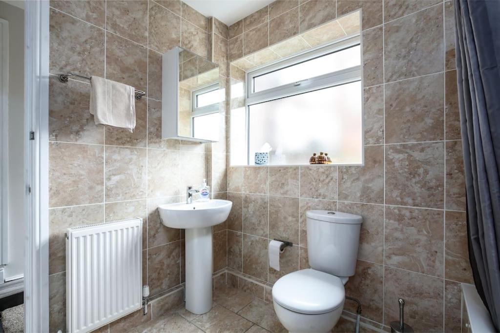 5 Bedroom House, Free Parking, Near Football, Sleeps 8