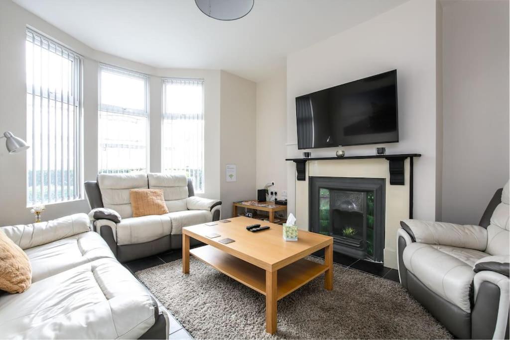 5 Bedroom House, Free Parking, Near Football, Sleeps 8 Holiday home