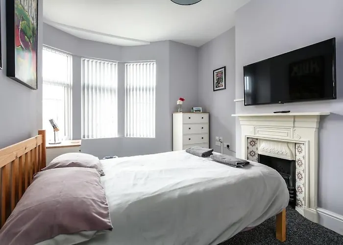 5 Bedroom House, Free Parking, Near Football, Sleeps 8