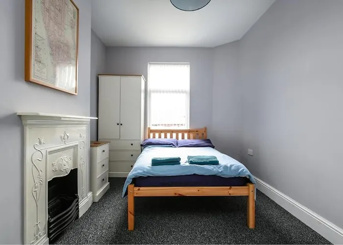 5 Bedroom House, Free Parking, Near Football, Sleeps 8